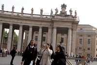 Nonnen auf dem Petersplatz