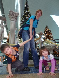 Arvid, Katharina und Armella vor dem Weihnachtsbaum am Flughafen Dubai
